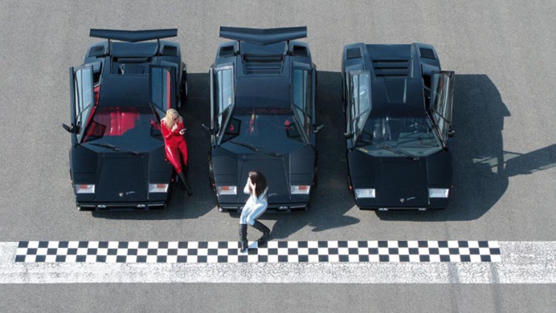 Drei schwarze Lamborghini Countach LP 5000 QV, Turbo S, LP 400 - Luftaufnahme