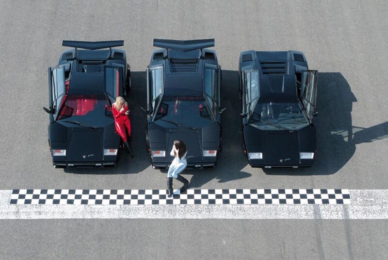 Drei schwarze Lamborghini Countach LP 5000 QV, Turbo S, LP 400 - Luftaufnahme