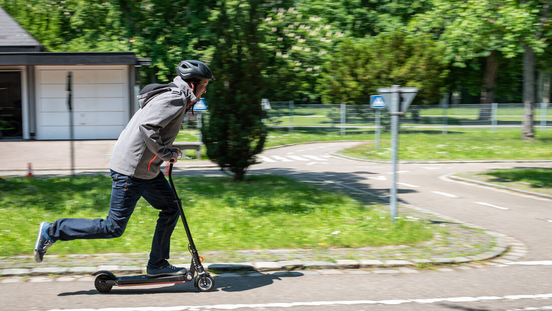 E-Scooter Elektro Tretroller Test Vergleich BMW X2 City Metz Moover Xiaomi M365 Moovi Ninebot ES2