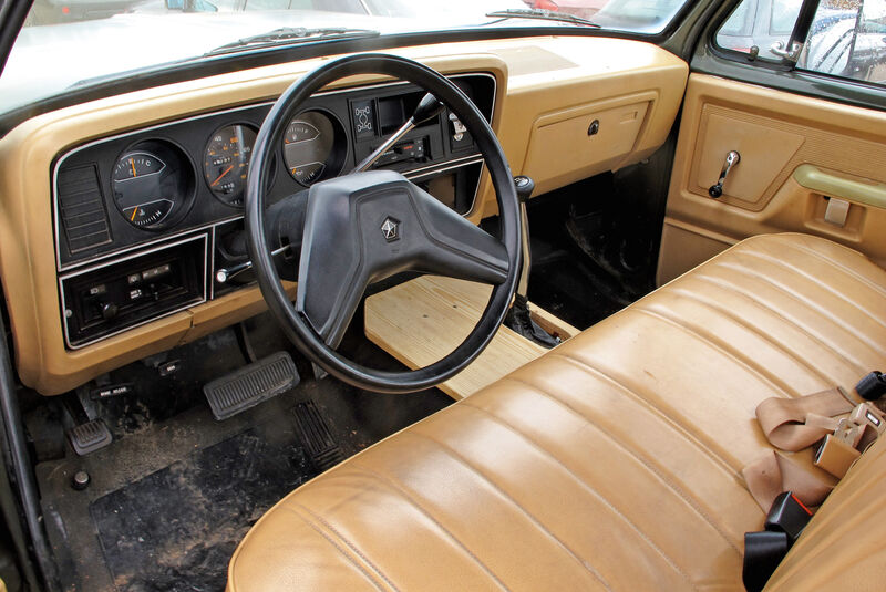Einkaufs-Tour, Dodge W 250, Army-Pick-up, Cockpit
