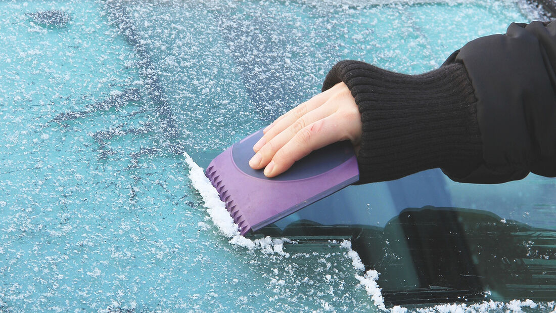 Was kann man tun, wenn die Autoscheibe von innen gefroren ist?