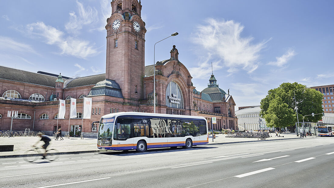 Elektrischer Mercedes Bus parkt in Wiesbaden