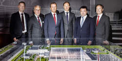 Enthüllung eines 3D-Modells für das neue Mercedes-Benz Pkw-Werk Moscovia in Russland (von links): Rainer Ruess (Leiter Produktionsplanung Mercedes-Benz Cars), Andrej Vorobjov (Gouverneur der Region Moskau), Denis Manturov (Minister für Industrie und Handel der Russischen Föderation), Markus Schäfer (Mitglied des Bereichsvorstands Mercedes-Benz Cars, Produktion und Supply Chain), Rüdiger von Fritsch (Botschafter der Bundesrepublik Deutschland in der Russischen Föderation) und Axel Bense (Standortverantwortlicher Mercedes-Benz Werk Moscovia).