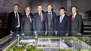 Enthüllung eines 3D-Modells für das neue Mercedes-Benz Pkw-Werk Moscovia in Russland (von links): Rainer Ruess (Leiter Produktionsplanung Mercedes-Benz Cars), Andrej Vorobjov (Gouverneur der Region Moskau), Denis Manturov (Minister für Industrie und Handel der Russischen Föderation), Markus Schäfer (Mitglied des Bereichsvorstands Mercedes-Benz Cars, Produktion und Supply Chain), Rüdiger von Fritsch (Botschafter der Bundesrepublik Deutschland in der Russischen Föderation) und Axel Bense (Standortverantwortlicher Mercedes-Benz Werk Moscovia).