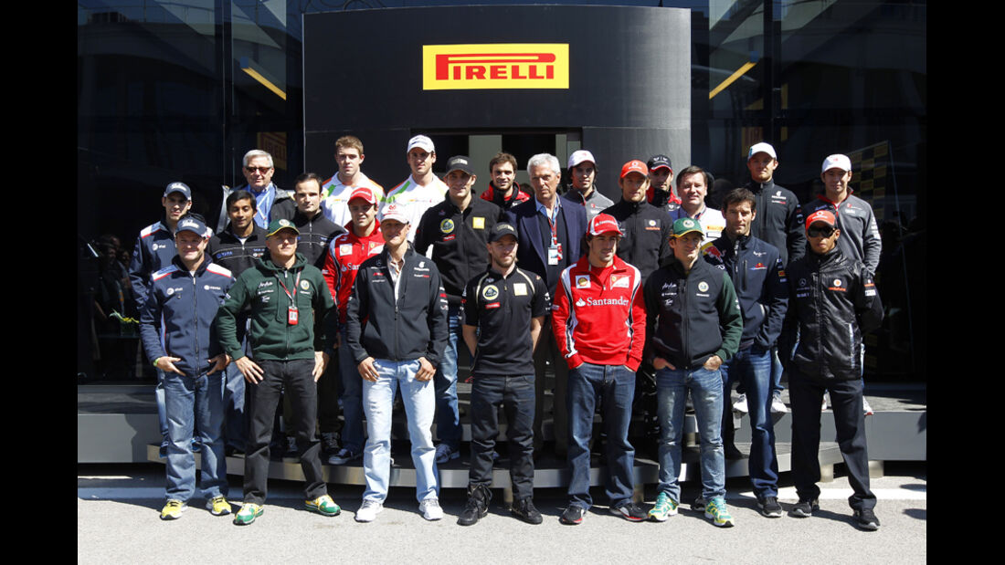F1 Fahrer Gruppenbild Pirelli 2011