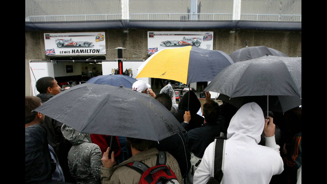 F1 Fans im Regen