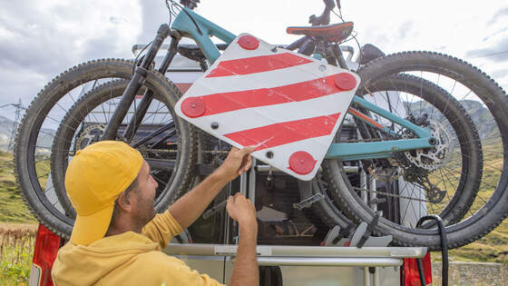 Fahrradträger mit Warntafel