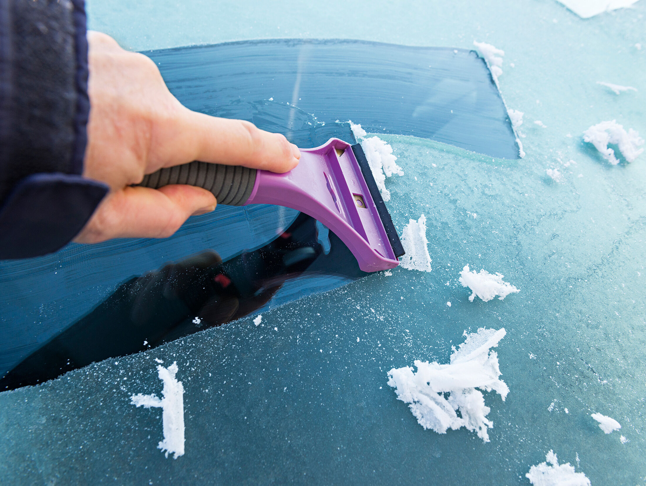 Diese Tipps helfen Ihnen, Ihr Auto auch bei Regen und Schnee schön trocken  zu halten.