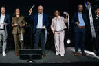 Feierlicher Bandschnitt zur Eröffnung. Von links: Peter Schoren, Leiter Mercedes-Benz Classic Center, Bettina Haussmann, Leiterin Mercedes-Benz Museum, Marcus Breitschwerdt, CEO Mercedes-Benz Heritage GmbH, Anette Popp, Amtsleiterin Wirtschaftsförderung der Stadt Fellbach, Andreas Theel, Leiter kaufmännische Verwaltung der Mercedes-Benz Heritage GmbH. 