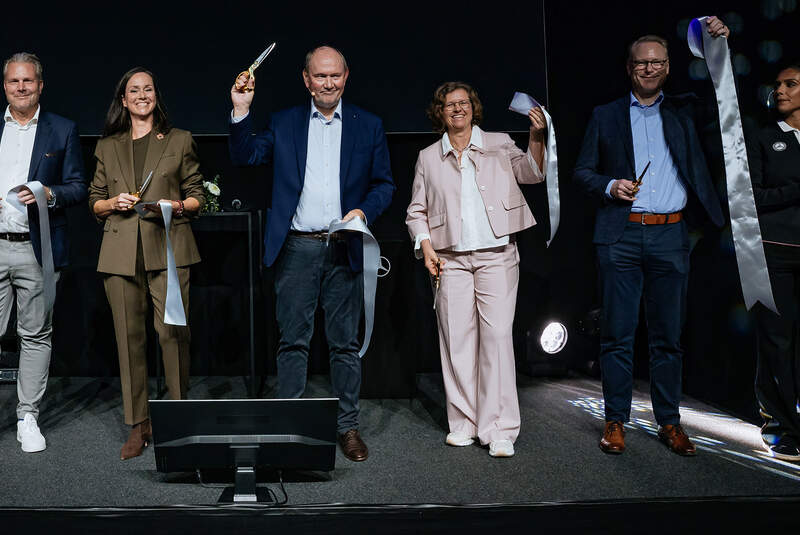 Feierlicher Bandschnitt zur Eröffnung. Von links: Peter Schoren, Leiter Mercedes-Benz Classic Center, Bettina Haussmann, Leiterin Mercedes-Benz Museum, Marcus Breitschwerdt, CEO Mercedes-Benz Heritage GmbH, Anette Popp, Amtsleiterin Wirtschaftsförderung der Stadt Fellbach, Andreas Theel, Leiter kaufmännische Verwaltung der Mercedes-Benz Heritage GmbH. 