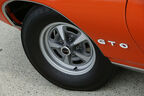 Felge eines orangenen Pontiac GTO