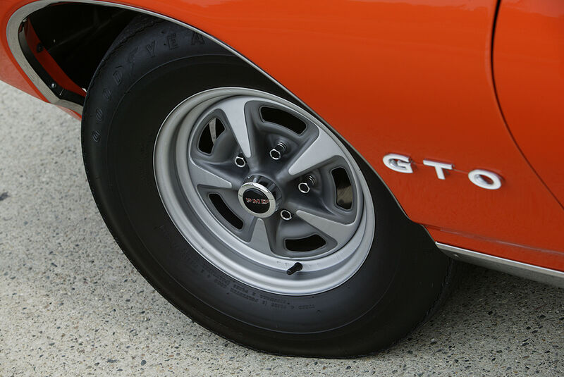 Felge eines orangenen Pontiac GTO