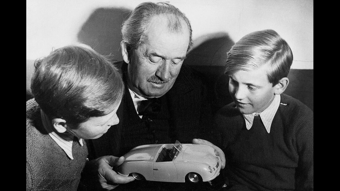 Ferdinand Porsche mit Ferdinand Alexander und Ferdinand Piech.