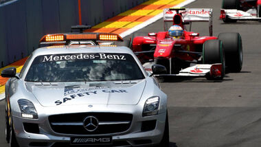 Fernando Alonso hinter dem Safety-Car
