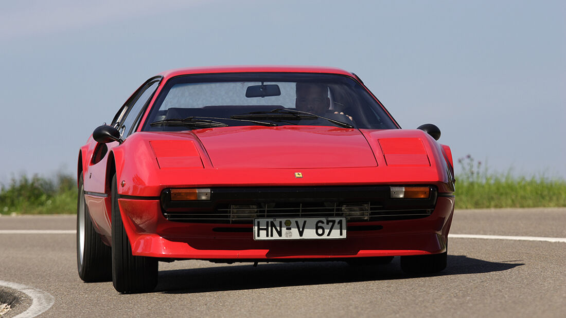 Ferrari 308 GTB in Fahrt von vorne