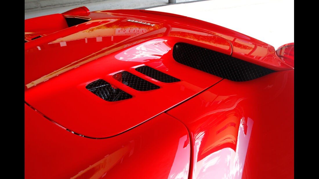 Ferrari 458 Spider, Motorenhaube