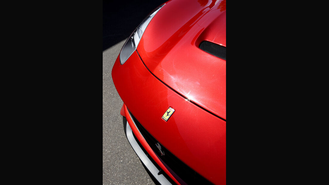 Ferrari F12 Berlinetta, Motorhaube