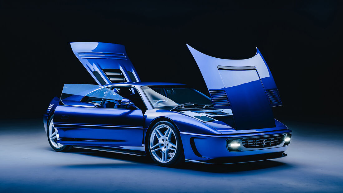 Ferrari F355 Restomod mit offenen Türen.