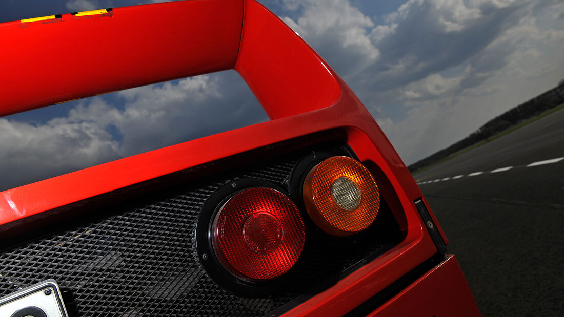 Ferrari F40, Heckleuchte