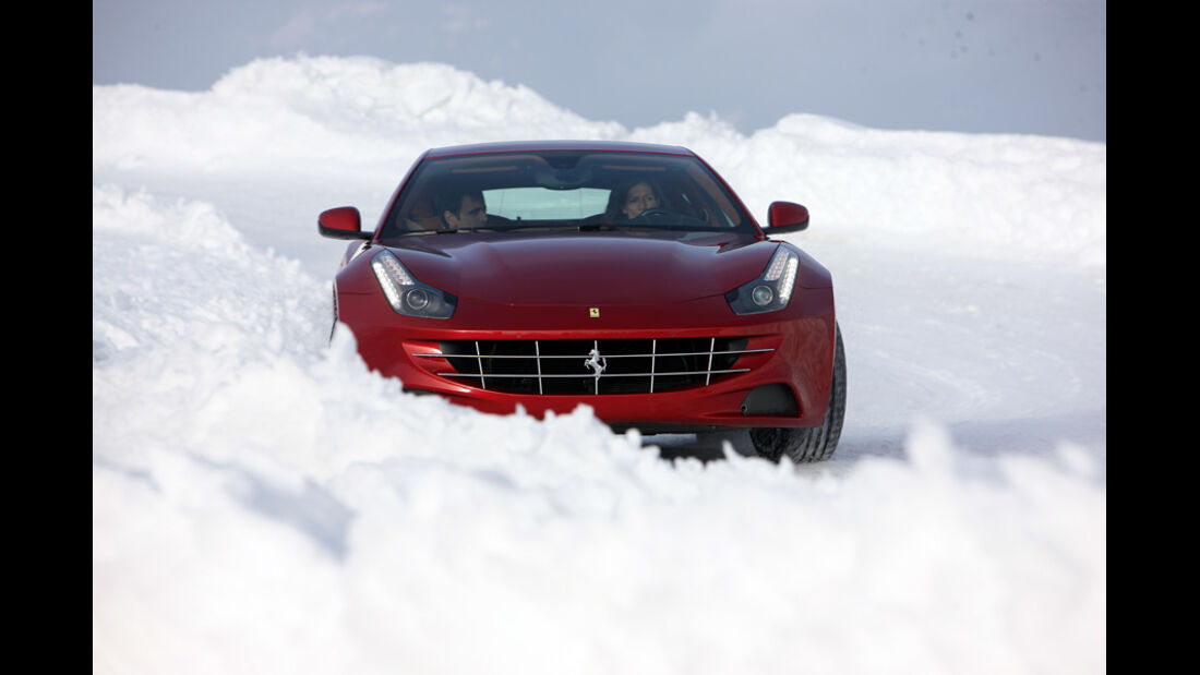 Ferrari FF, rot, im Schnee, Frontansicht