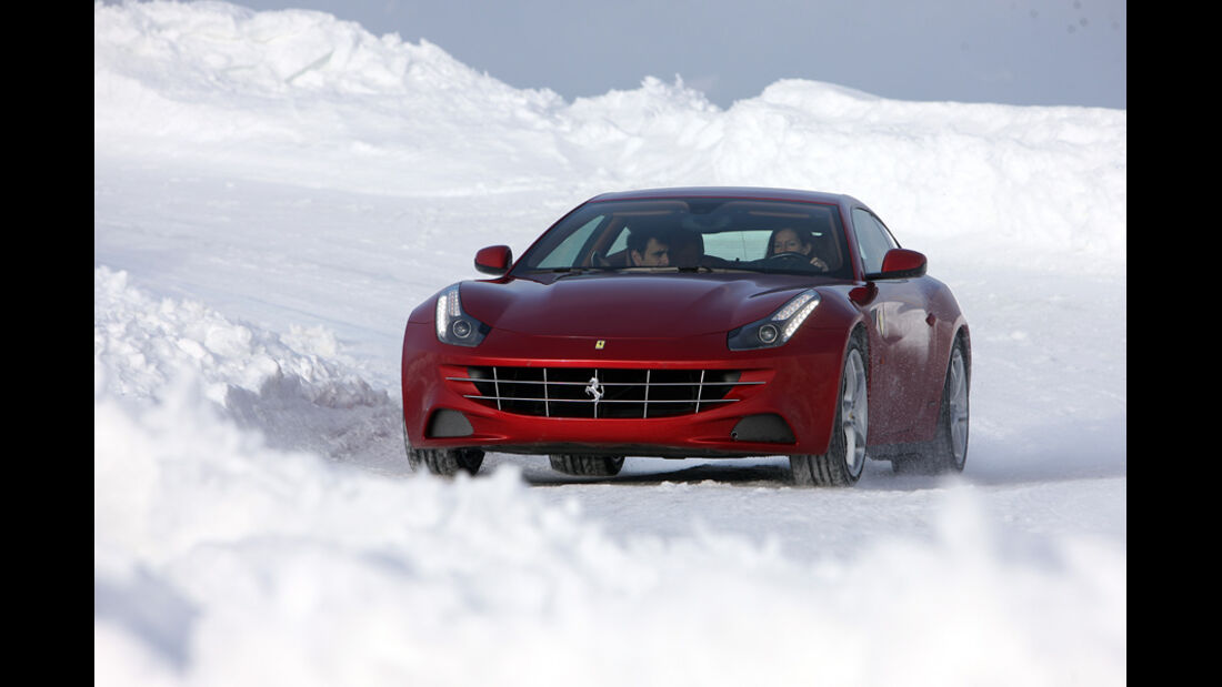 Ferrari FF, rot, im Schnee, Frontansicht
