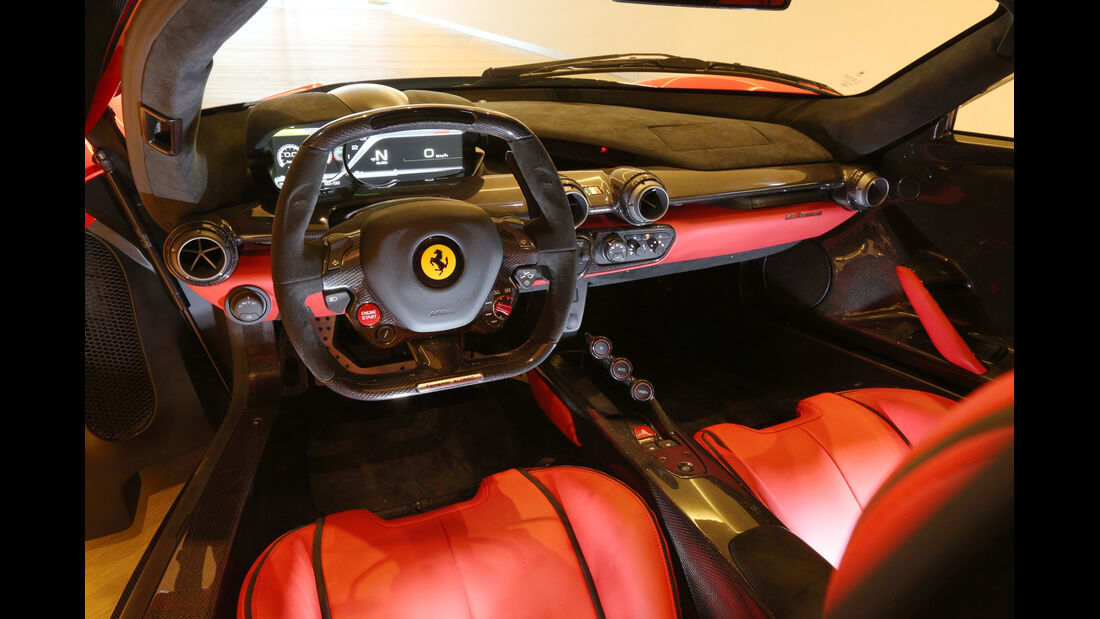 Ferrari LaFerrari, Cockpit