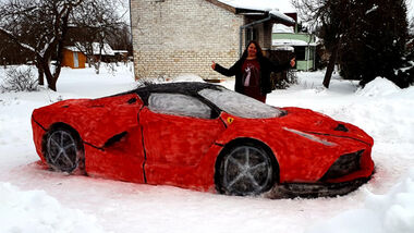 Ferrari LaFerrari aus Schnee