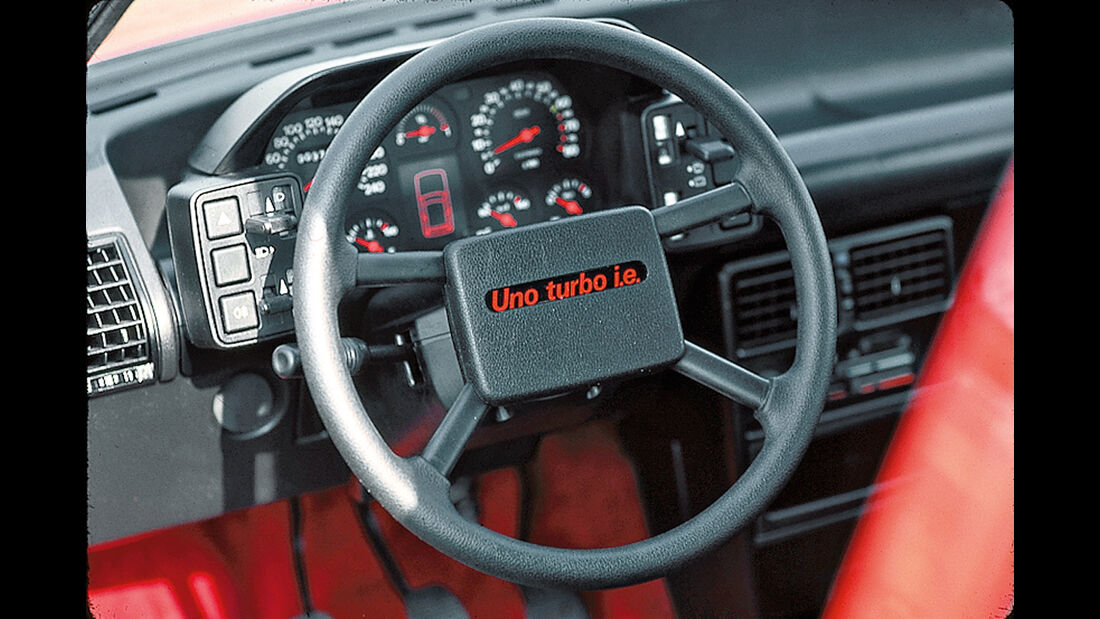 Fiat Uno Turbo i.e., Lenkrad, Cockpit
