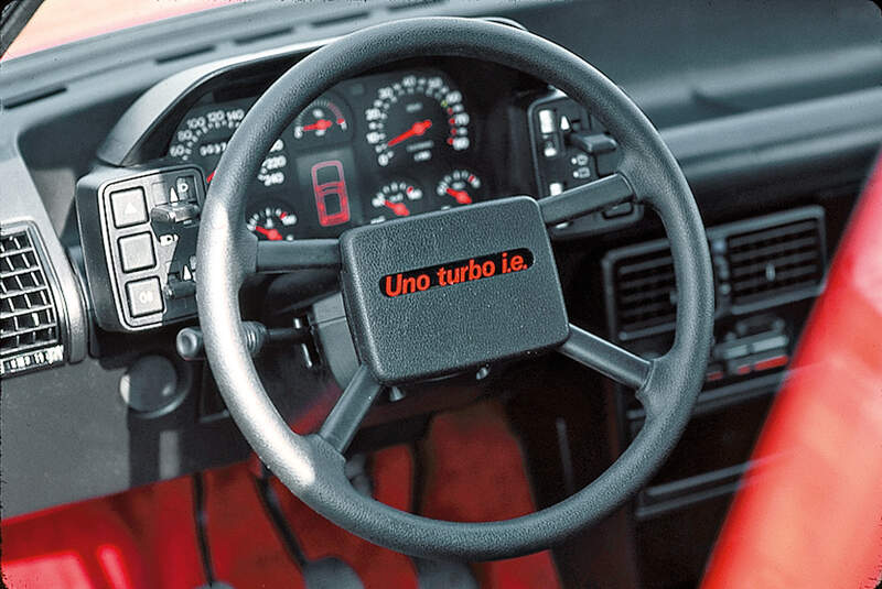 Fiat Uno Turbo i.e., Lenkrad, Cockpit