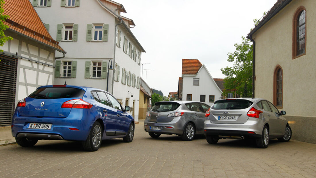 Ford Focus 1.6 ECOBOOST, Mazda 3 2.0 MZR i-STOP, Renault Megane TCe 130, alle Fahrzeuge, Rückansicht, Hof