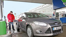 Ford Focus: 1.6 TDCi, Frontansicht, Tankstelle