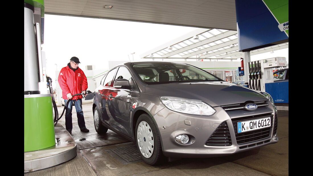 Ford Focus Econetic, Frontansicht, Tankstelle