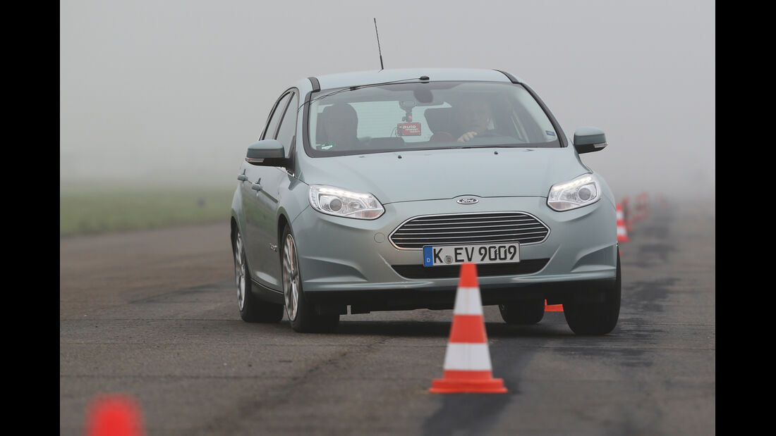 Ford Focus Electric, Frontansicht, Slalom