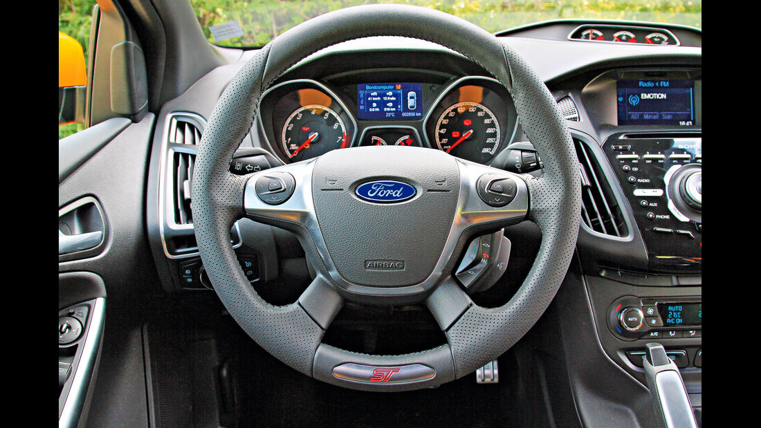Ford Focus ST, Lenkrad, Rundinstrumente