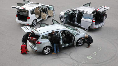 Ford Grand C-Max 2.0 TDCi Titanium, Opel Zafira Tourer 2.0 CDTi Ecoflex Edition, VW Touran 2.0 TDI Highline, offene Türen
