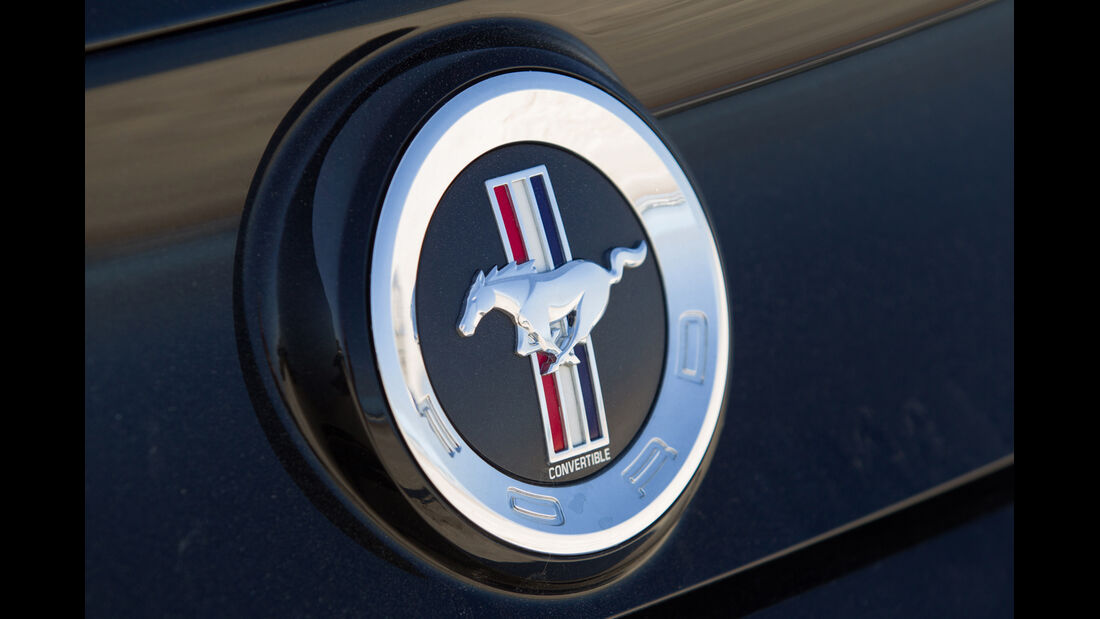 Ford Mustang Cabrio, Emblem