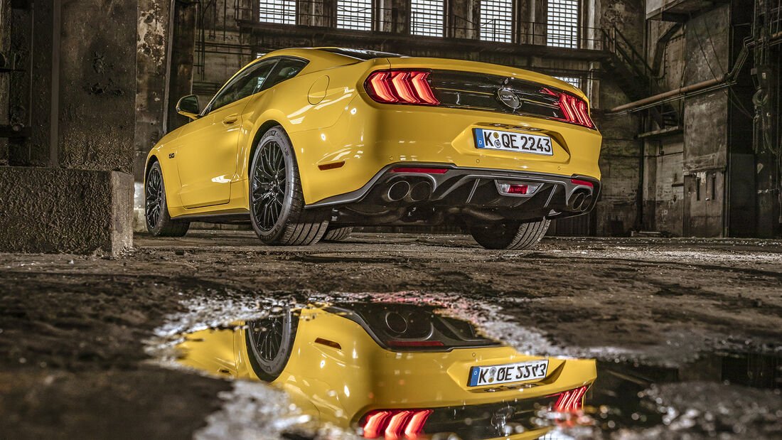 2001 Ford Mustang GT Coupé glitzert in der Sonne nach einem Sommer Sturm.  Glitzernde Wassertropfen Abdeckung der Körper des Sportwagens  Stockfotografie - Alamy