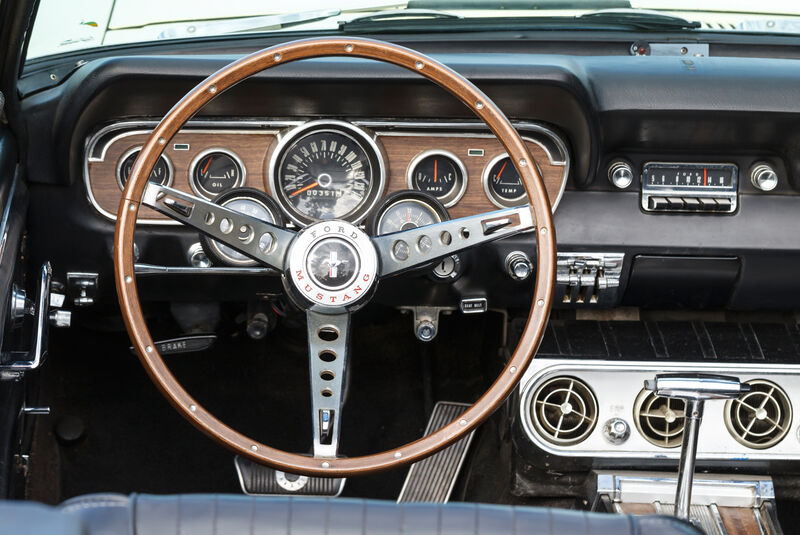 Ford Mustang GT V8 Cabrio, Lenkrad, Cockpit