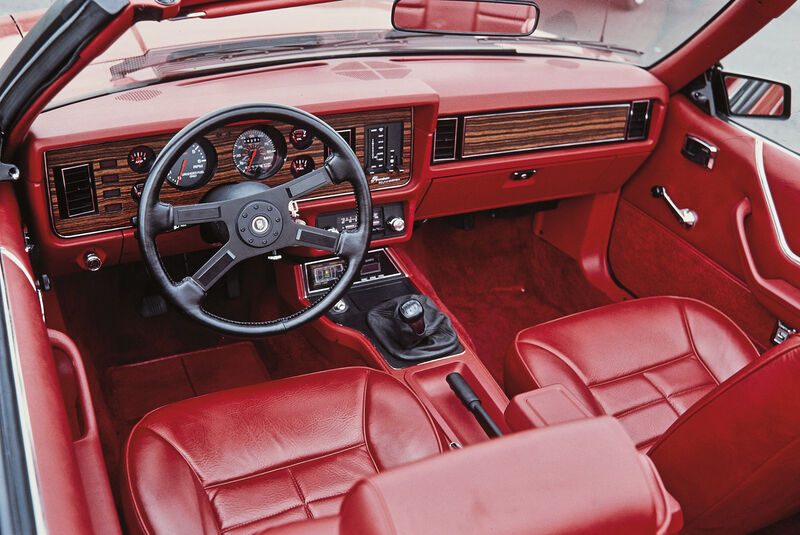 Ford Mustang III Cabrio rot Cockpit