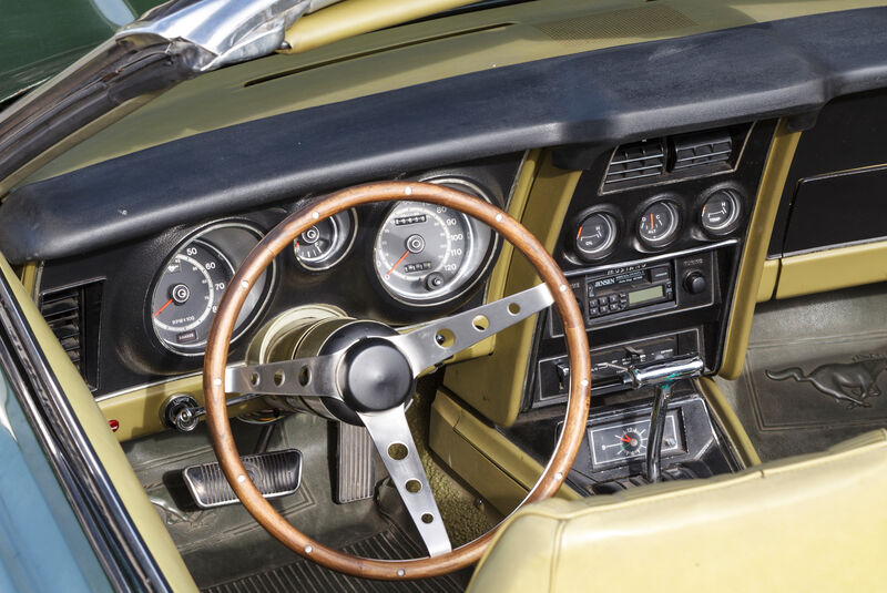 Ford Mustang V8 Cabrio, Cockpit, Lenkrad