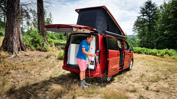 Ford Nugget Campervan Außendusche