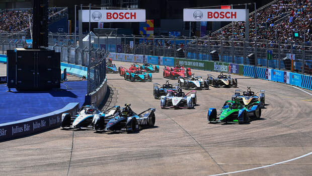 Formula E - Berlin 2022 - Start - Edoardo Mortara (Venturi) - Nyck de Vries (Mercedes) - Robin Frijns (Envision-Audi)