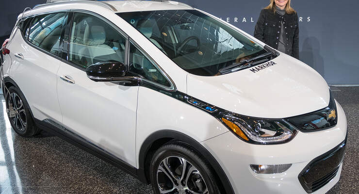 GM CEO Mary Barra mit Chevrolet Bolt AV