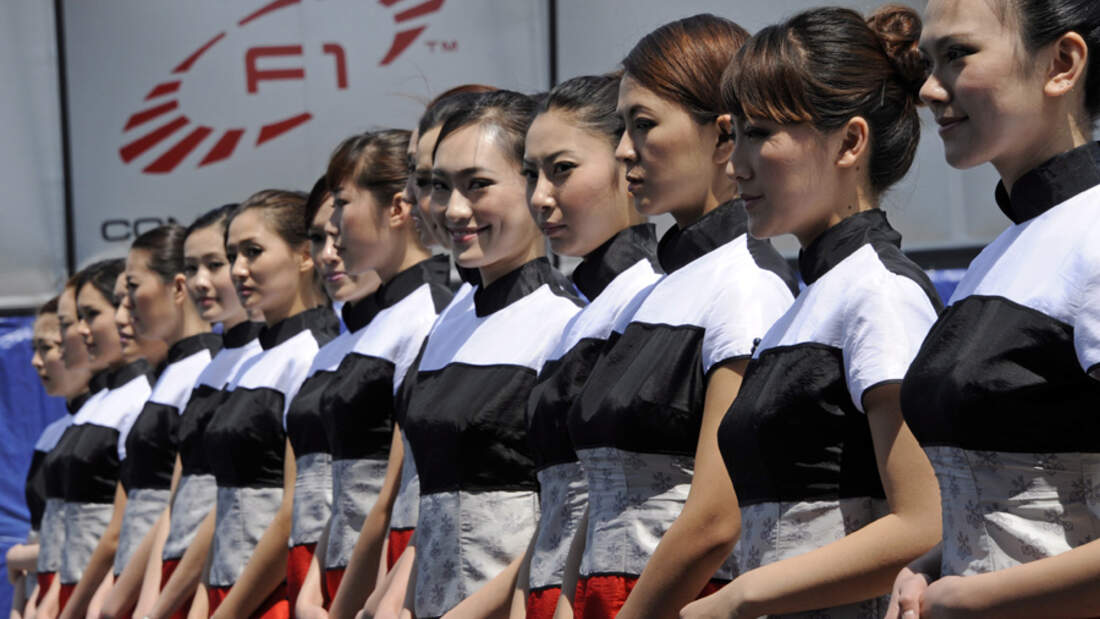 Aus einem chinesischen mädchen schuhe ausziehen