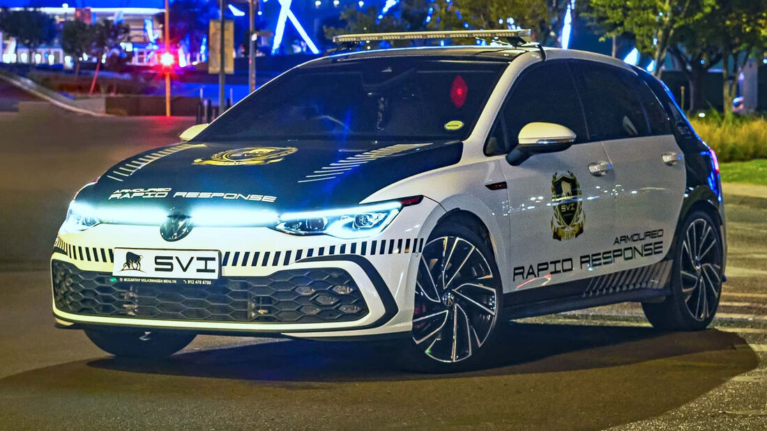 Gepanzerter Polizei-Golf 8 GTI vor Backsteingebäude