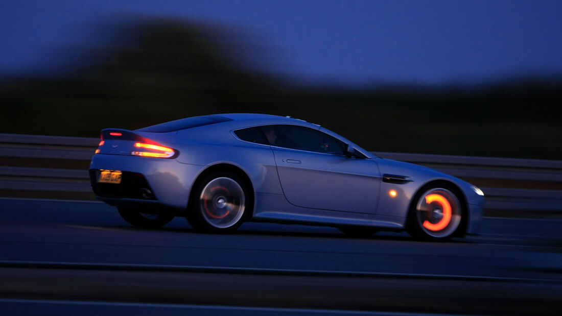 Glühende Bremsscheiben an einem Aston Martin