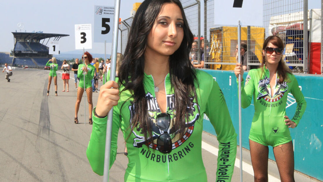 Grid-Girl bei der VLN Langstreckenmeisterschaft Nürburgring