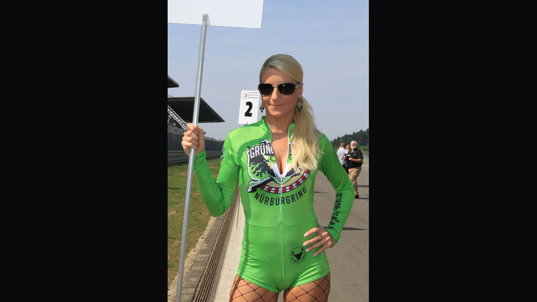 Grid-Girl bei der VLN Langstreckenmeisterschaft Nürburgring