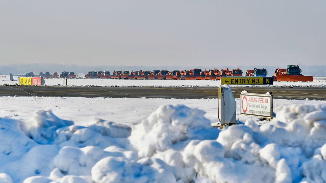 Gurkenwasser Winterdienst Flughafen Schnee