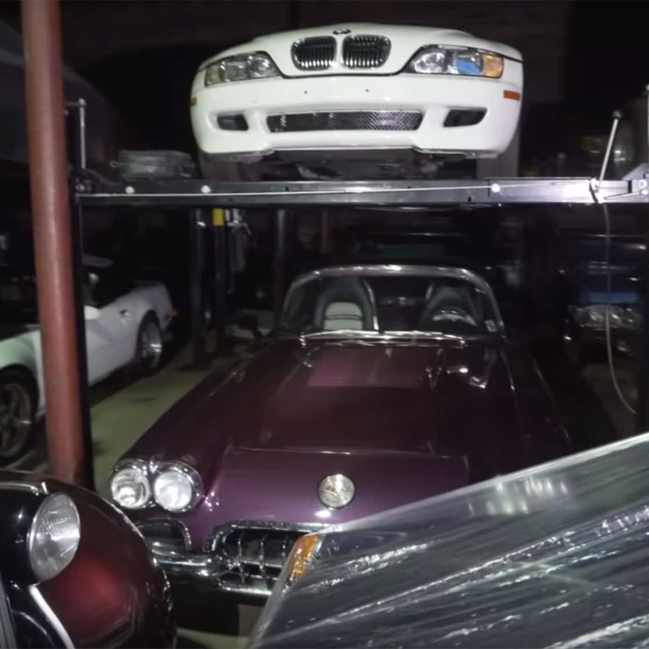 Eine Sammlung Von Oldtimer in Einer Gepflegten Garage Mit